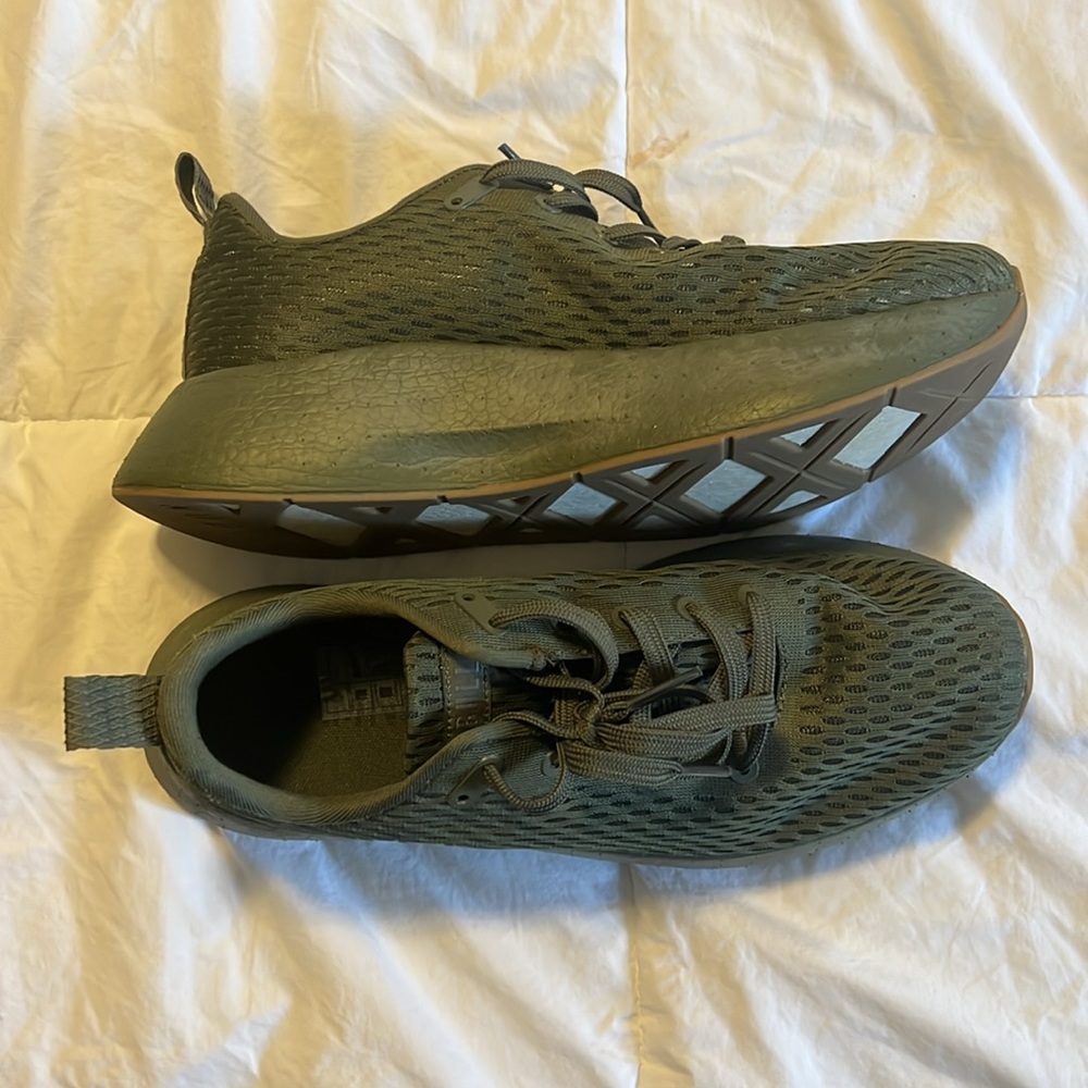 NOBULL Mesh Runners Army Green